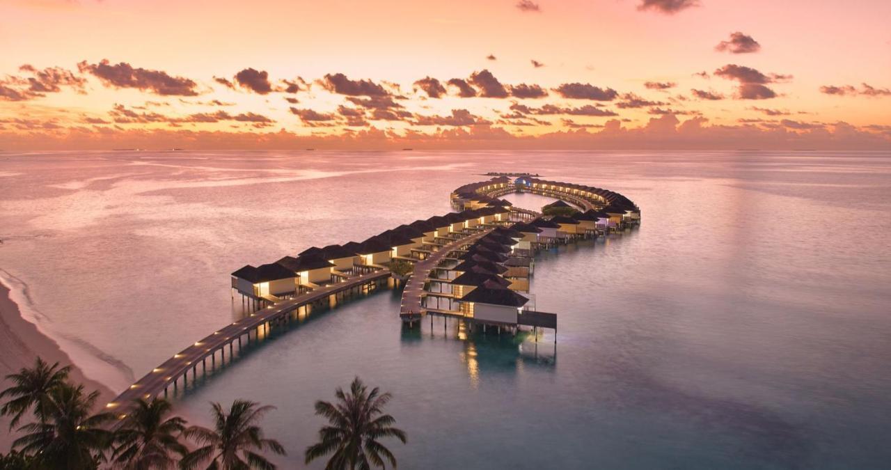 Kandima Maldives Kudahuvadhoo Esterno foto The resort at sunset