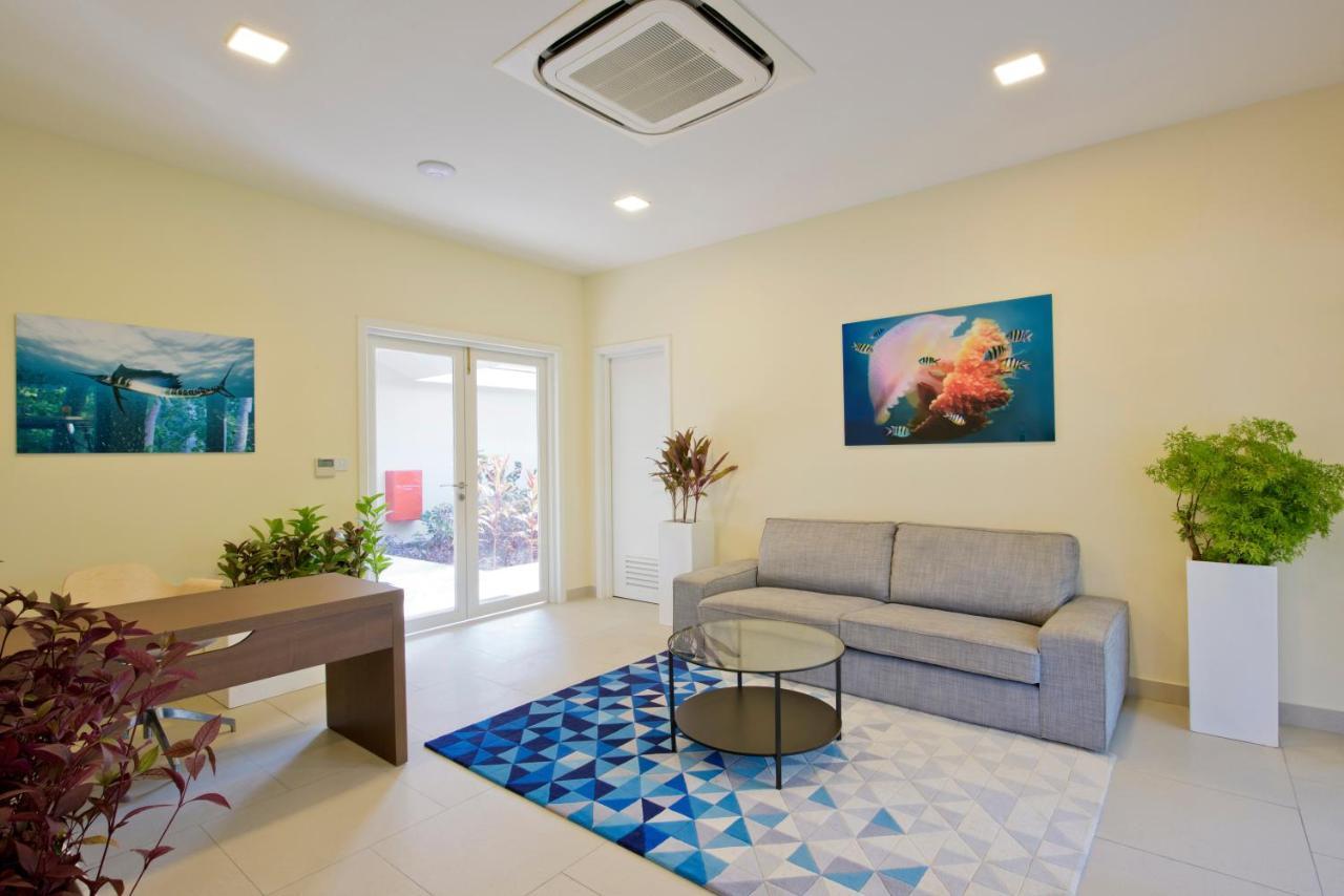 Kandima Maldives Kudahuvadhoo Esterno foto A living room with a carpet