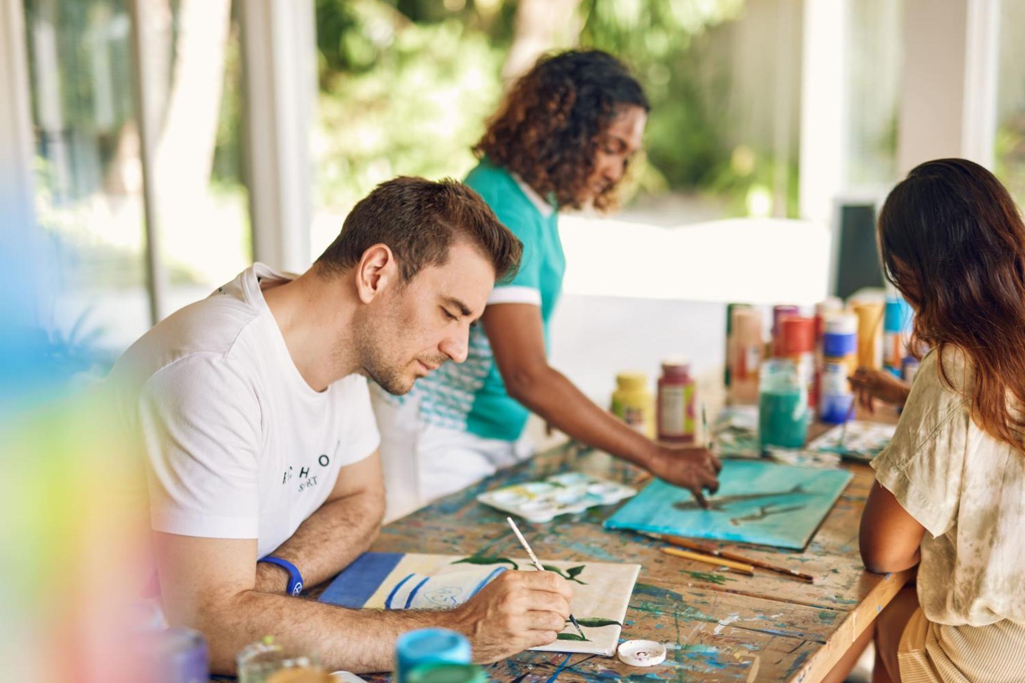 Kandima Maldives Kudahuvadhoo Esterno foto Students working on a project at the University of Roehampton